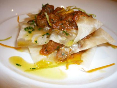 sfoglia di pasta fillo intervallata da ragù di cinghiale e zeste di agrumi